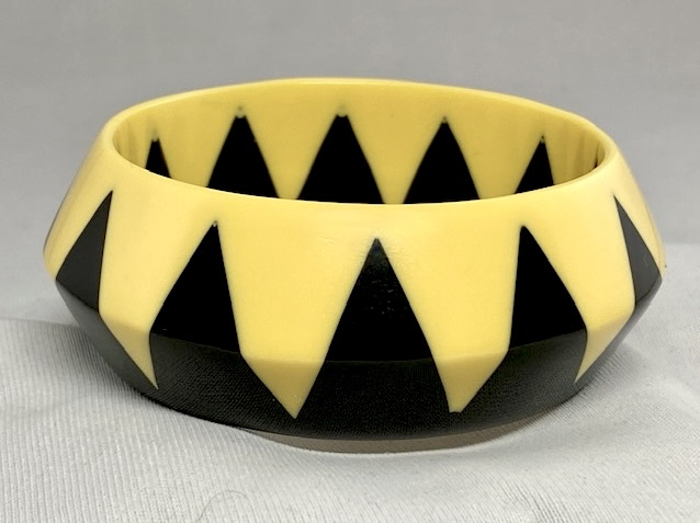WT1 yellow & black claw resin bangle